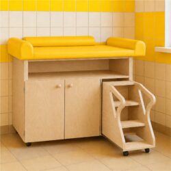 arredo-per-asili-fasciatoio-con-scaletta-materassino-giallo
