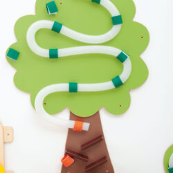 Il Pannello Albero interattivo è pensato per stimolare la curiosità e la coordinazione motoria dei bambini in modo divertente e sicuro.