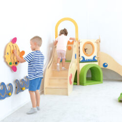 Il Pannello Pesce - motricità è una colorata e divertente applicazione murale in MDF da 12 mm di spessore pensata per stimolare la creatività e la motricità fine dei bambini.