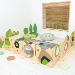 Il Pannello divisorio 2 "Flora" è pensato per arredare con stile e funzionalità ambienti scolastici, spazi gioco o camere per bambini.