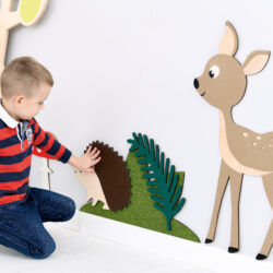 Il Pannello RICCIO a muro linea "Flora" è un' applicazione da parete che offre una soluzione decorativa ideale per ambienti educativi, spazi gioco, camerette o aree creative.
