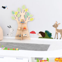 E' una decorazione da parete colorata e dal design moderno, ideale per aggiungere un tocco creativo e accogliente a camerette, aule scolastiche, spazi gioco o ambienti educativi.