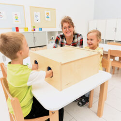 Con la Scatola del Tesoro - attività sensoriale i bambini si divertiranno a indovinare cosa si nasconde all'interno di questa scatola tattile perché utilizzano solo il senso del tatto per esplorare gli oggetti misteriosi