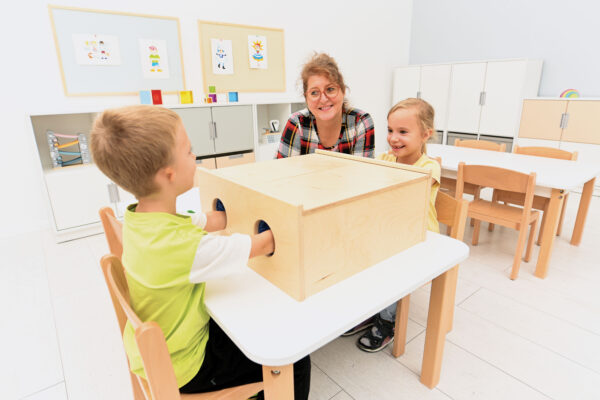Con la Scatola del Tesoro - attività sensoriale i bambini si divertiranno a indovinare cosa si nasconde all'interno di questa scatola tattile perché utilizzano solo il senso del tatto per esplorare gli oggetti misteriosi