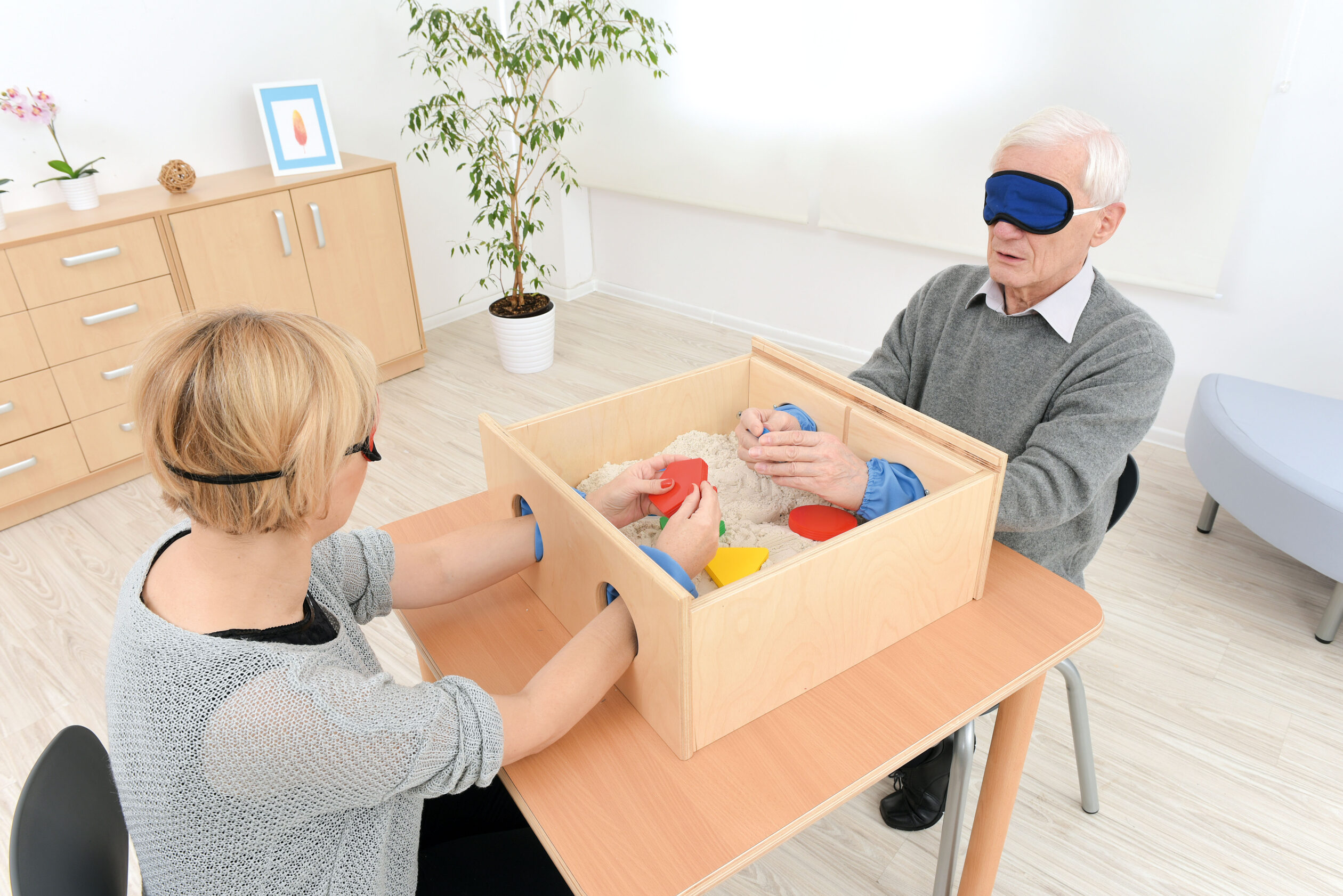 Con la Scatola del Tesoro - attività sensoriale i bambini si divertiranno a indovinare cosa si nasconde all'interno di questa scatola tattile perché utilizzano solo il senso del tatto per esplorare gli oggetti misteriosi