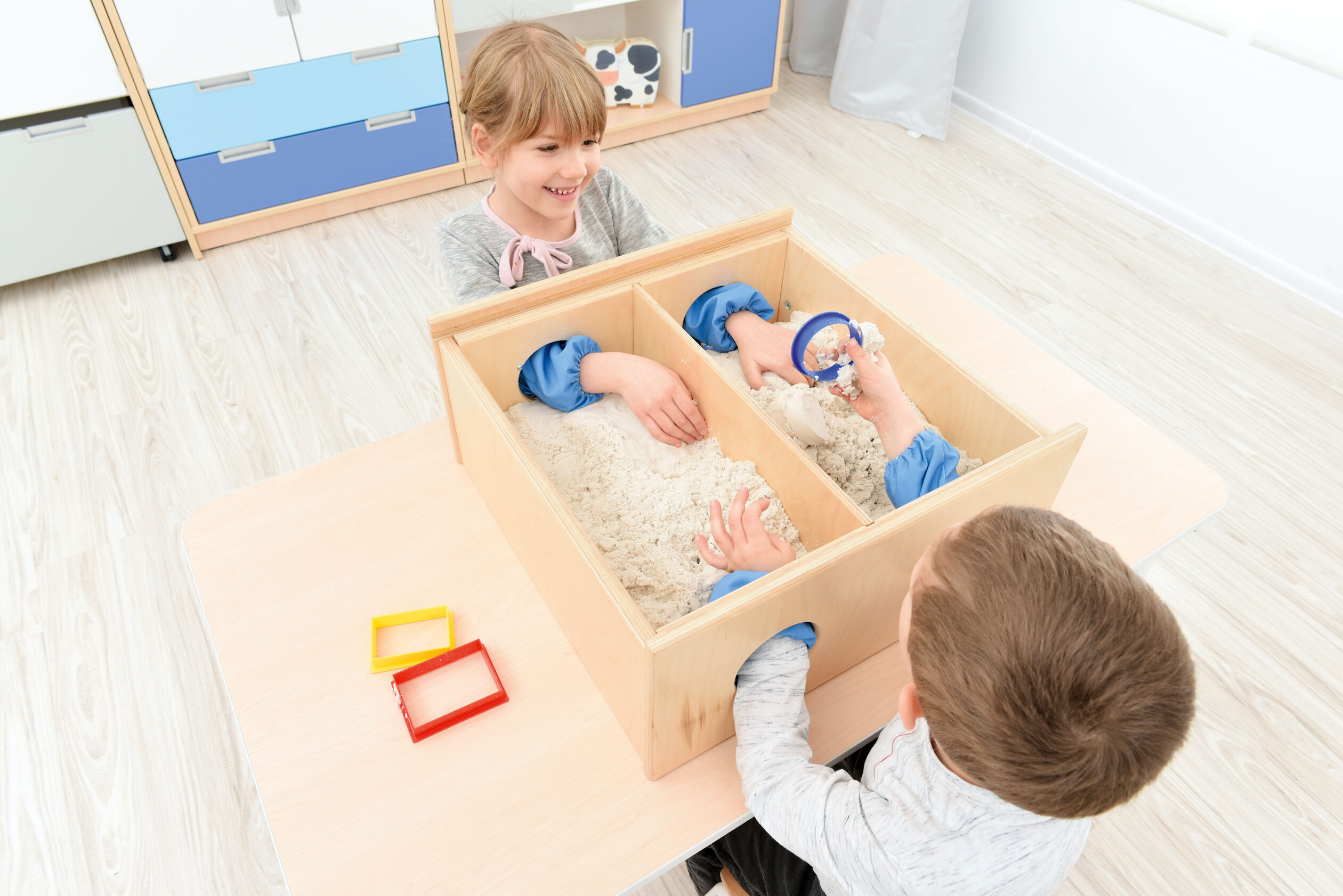 Con la Scatola del Tesoro - attività sensoriale i bambini si divertiranno a indovinare cosa si nasconde all'interno di questa scatola tattile perché utilizzano solo il senso del tatto per esplorare gli oggetti misteriosi