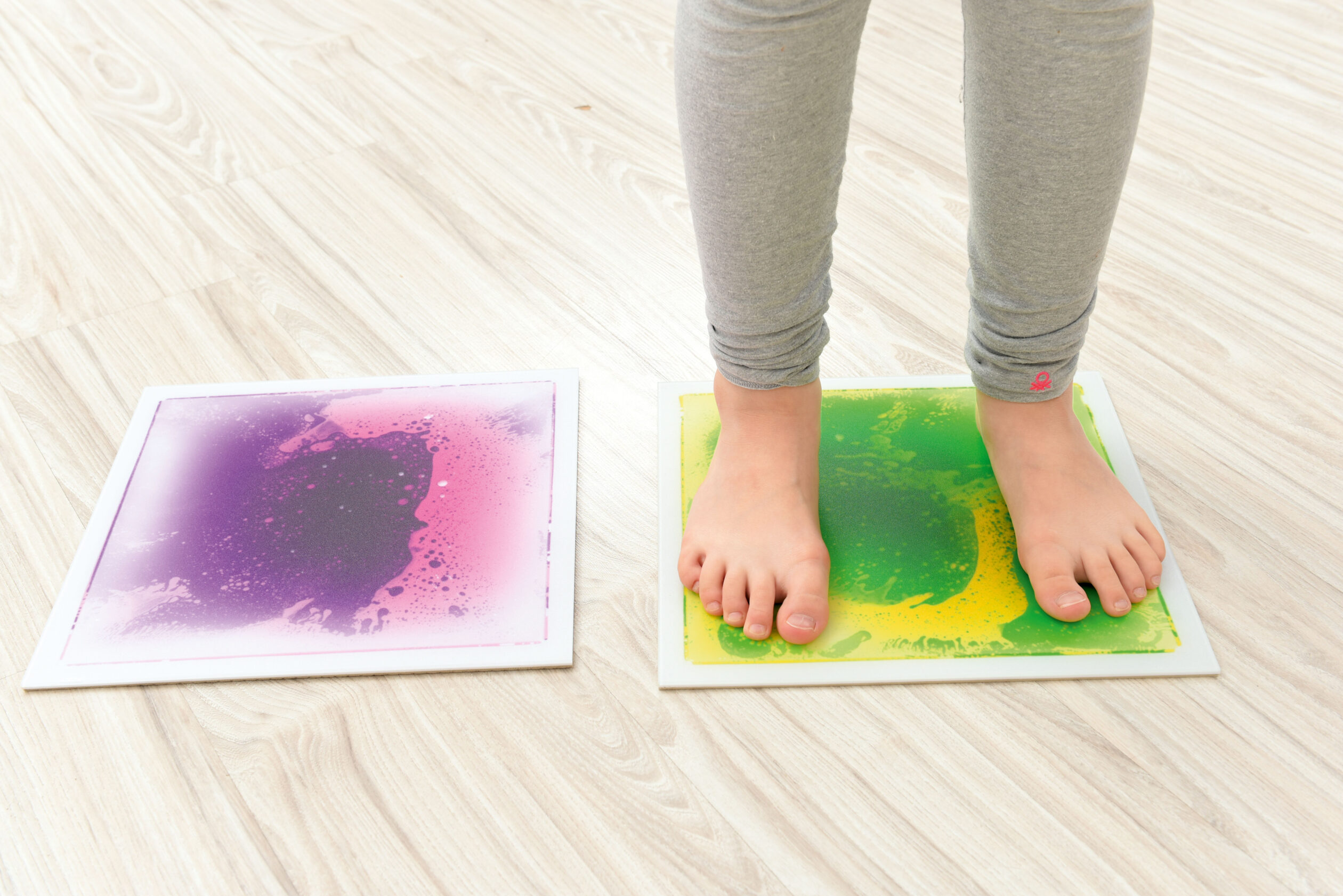 Le Piastrelle sensoriali - 4 pezzi sono progettate per stimolare la percezione tattile e il movimento, ideali per attività motorie, riabilitative o di gioco sensoriale.