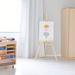 Mobil Art con ruote  è un armadio mobile multifunzione, ideale per organizzare materiali di diverse dimensioni in modo pratico ed efficiente.