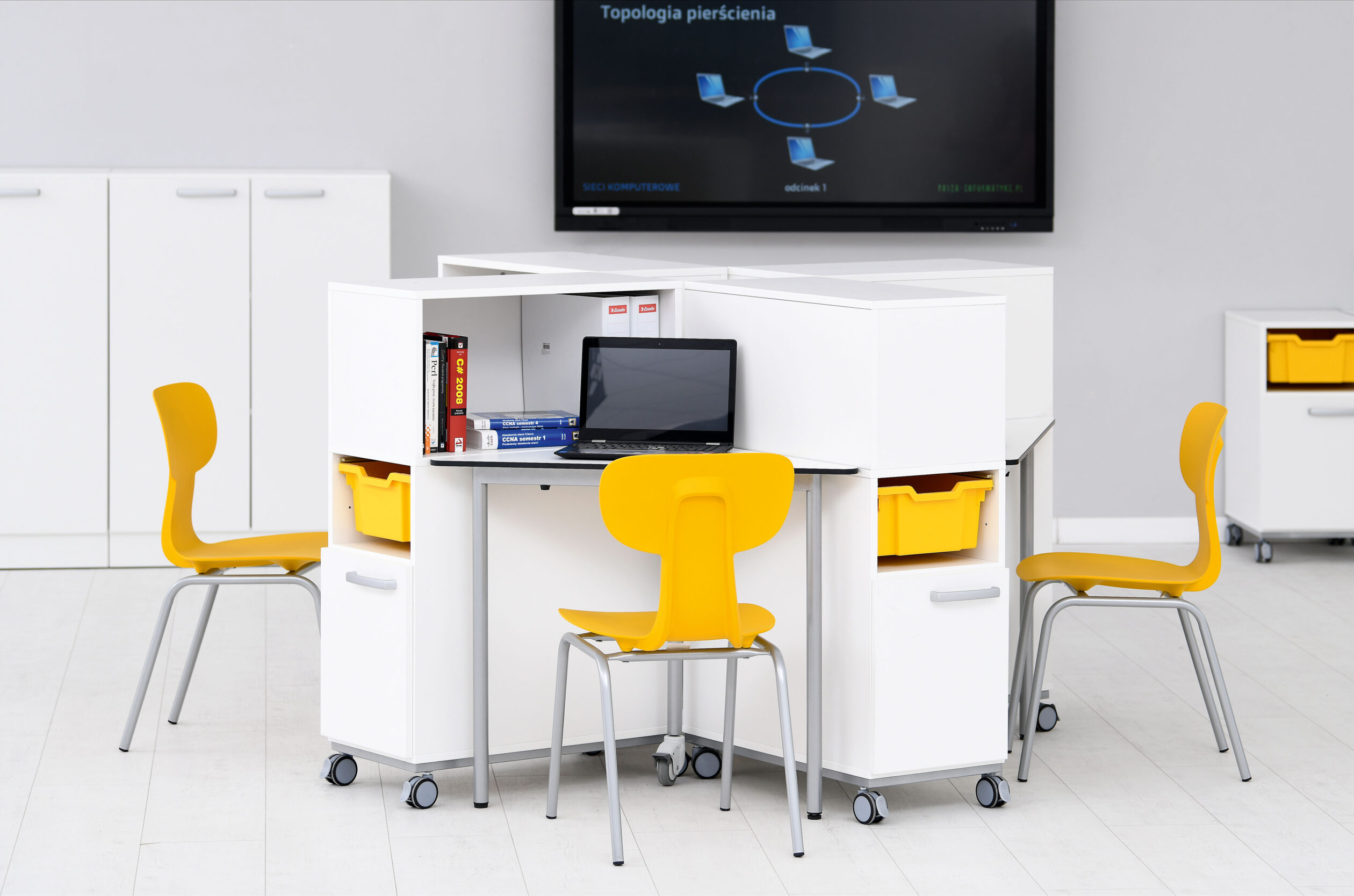 Il Mobiletto 70 Studio-Ufficio combina funzionalità e design essenziale e offre una soluzione pratica per l'organizzazione degli spazi.