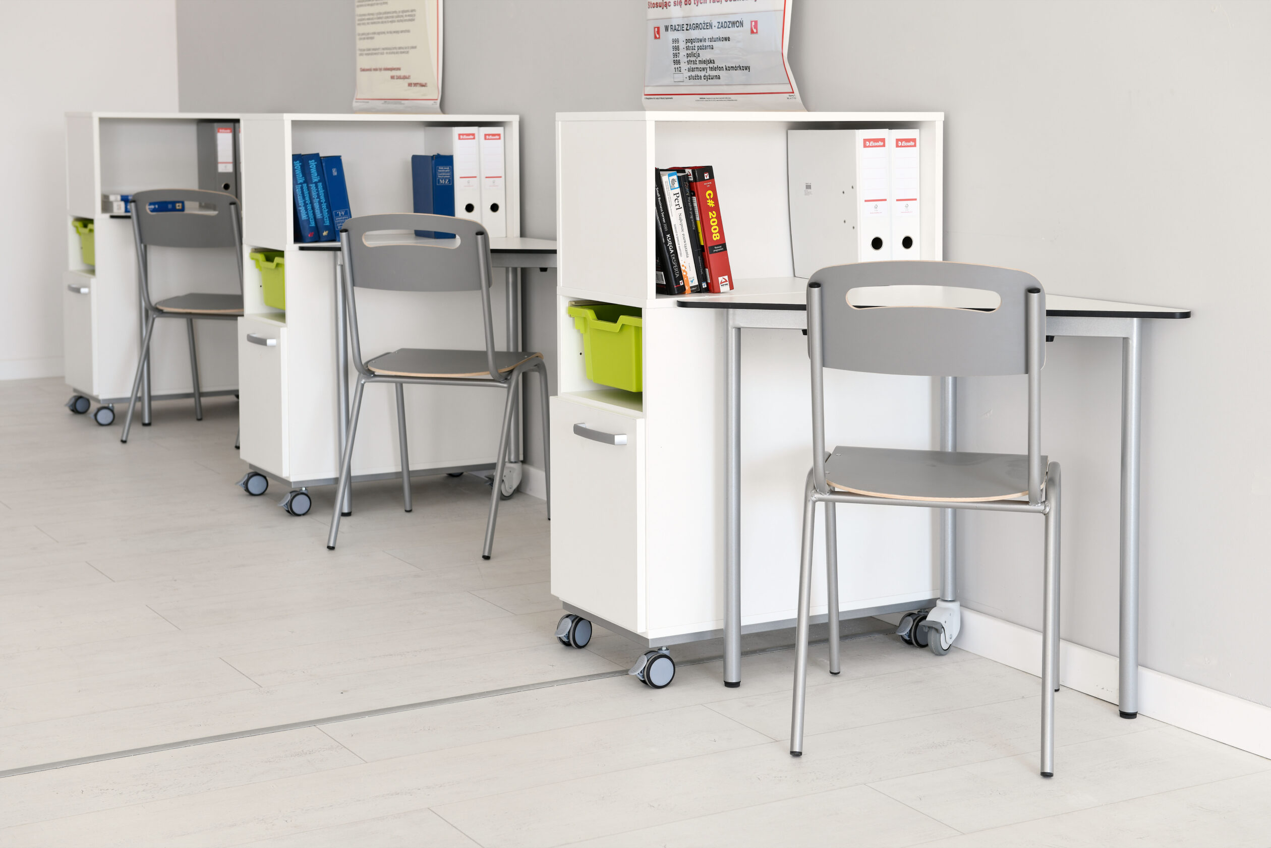 Il Mobiletto 70 Studio-Ufficio combina funzionalità e design essenziale e offre una soluzione pratica per l'organizzazione degli spazi.