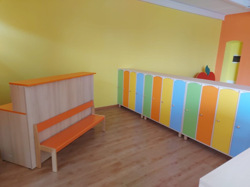 area accoglienza con spogliatoi e panchine per nido e scuola dell'infanzia