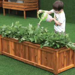 Con questa fioriera didattica - compito di realtà, i bambini possono trasformarsi in piccoli giardinieri e scoprire, attraverso l’esperienza diretta, da dove vengono realmente gli ortaggi.