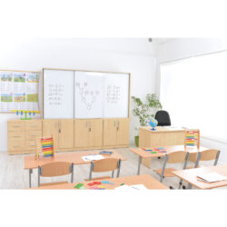 Il Set mobili per ufficio- ante scrivibili magnetiche  è perfetto per organizzare ed esporre materiali in modo pratico ed elegante, ideale per ambienti educativi, biblioteche o spazi commerciali.