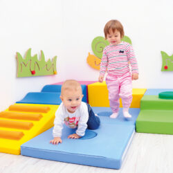 Il Percorso direzioni  è progettato per creare percorsi a ostacoli stimolanti e sicuri, ideali per favorire lo sviluppo della coordinazione motoria nei bambini più piccoli.