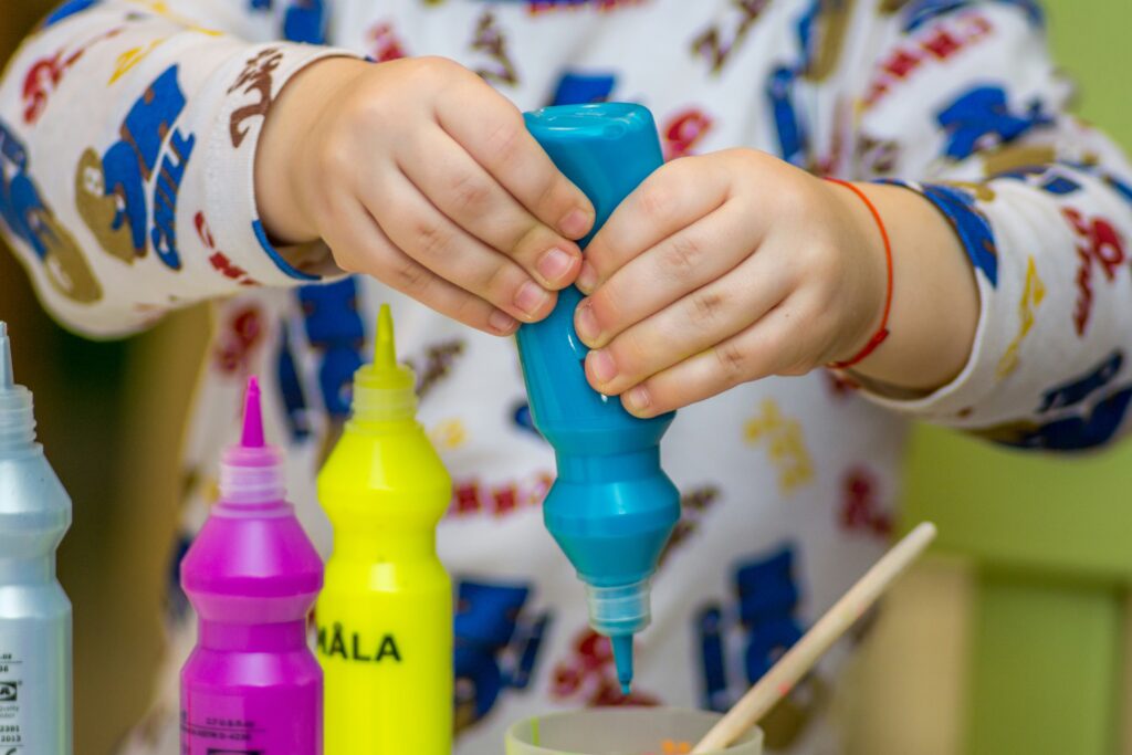 Bambino che colora attività carnevale montessori