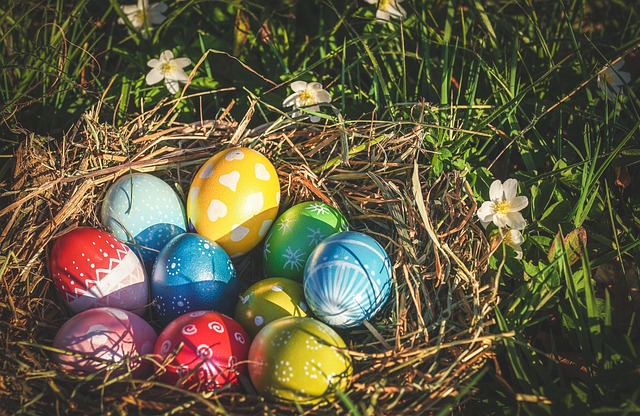 Lavoretti di pasqua montessoriani per i bambini e con materiali di riciclo