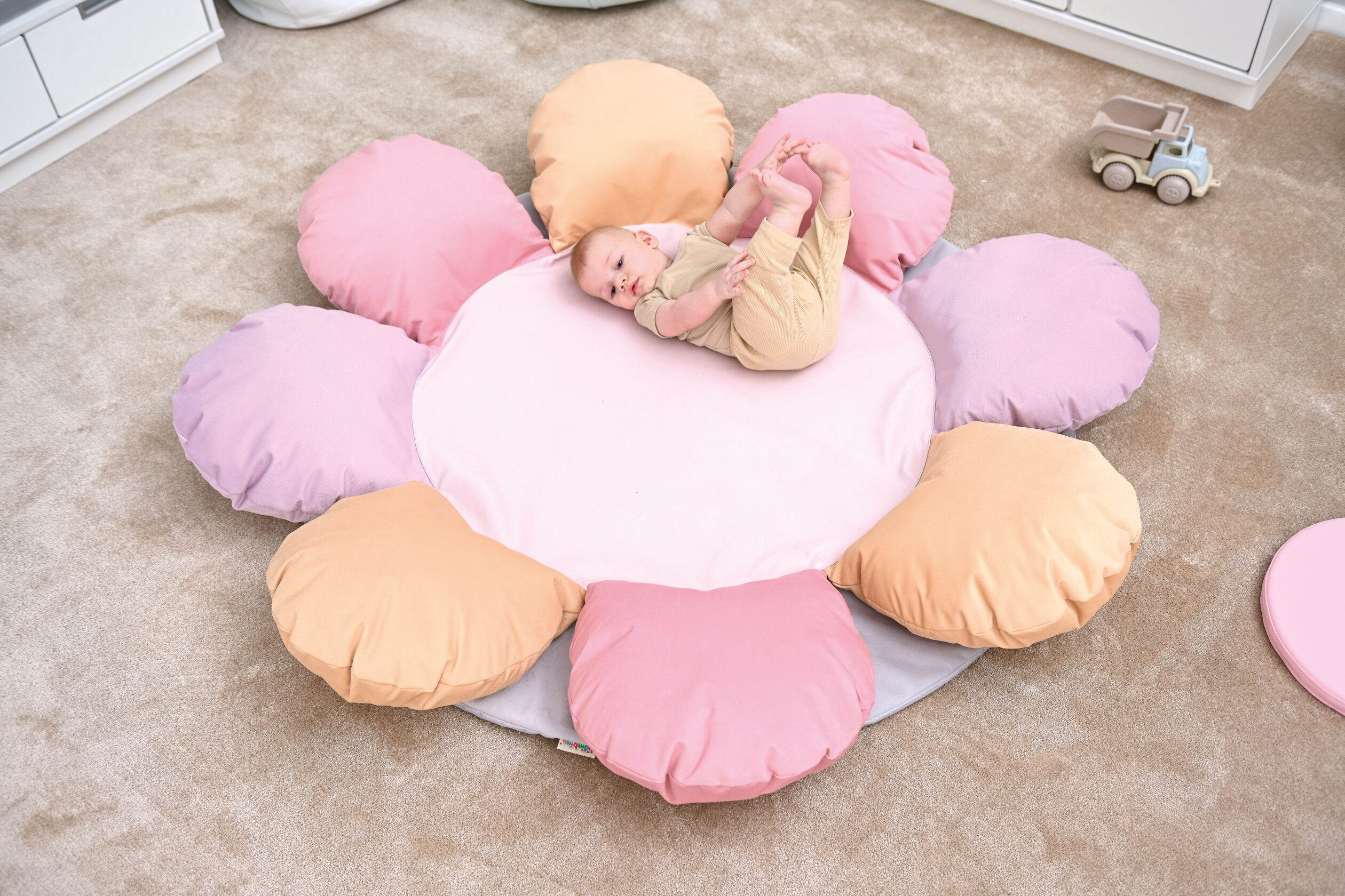 Il tappetino relax Fiore per neonati è un prodotto pensato per garantire il massimo comfort e il benessere del bambino fin dai primi giorni di vita.