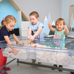 Il set con Vassoio mobile per giochi sensoriali è un’attrezzatura versatile e stimolante, ideale per attività ludico-educative con acqua, sabbia o altri materiali sciolti.