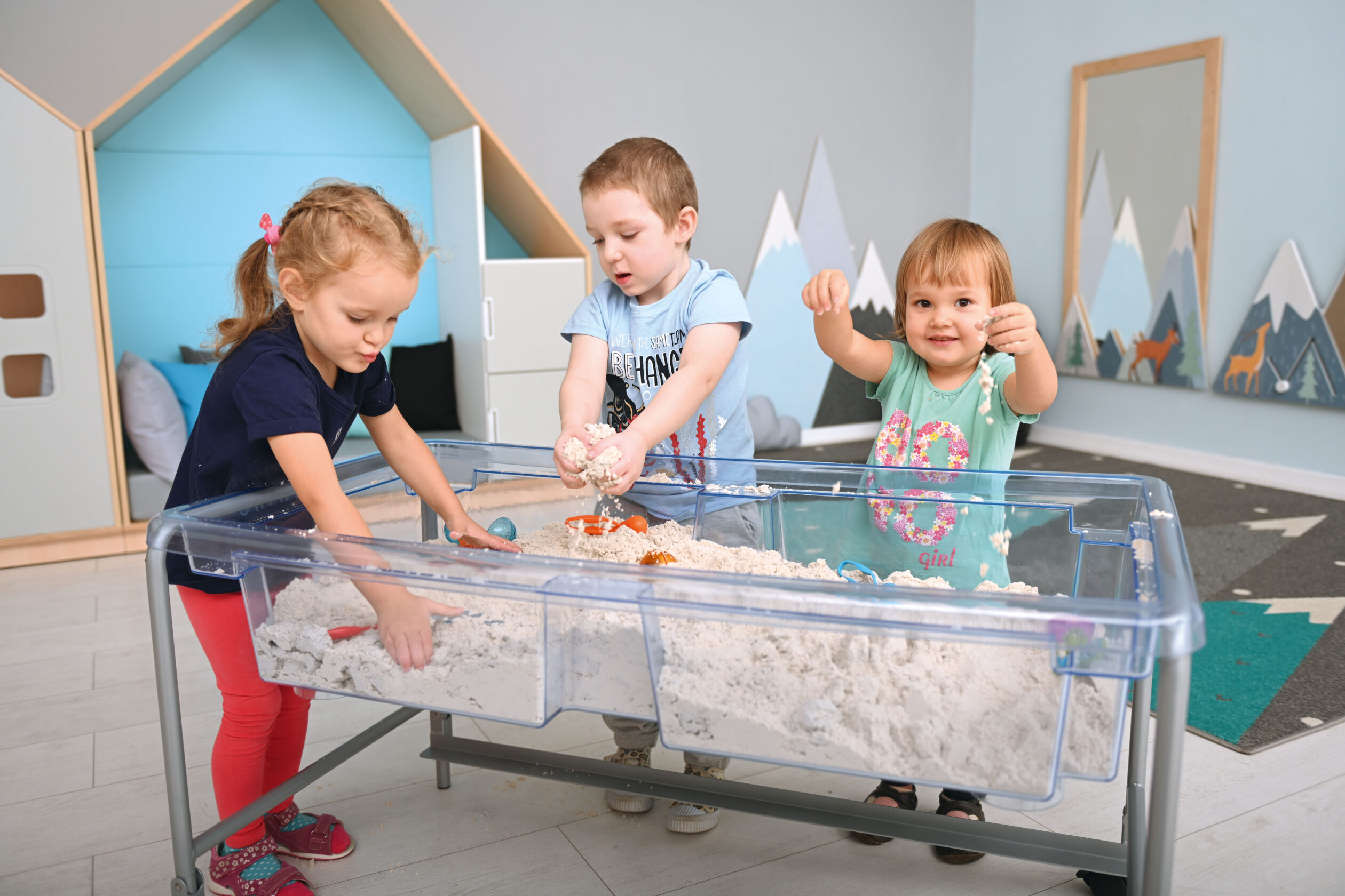 Il set con Vassoio mobile per giochi sensoriali è un’attrezzatura versatile e stimolante, ideale per attività ludico-educative con acqua, sabbia o altri materiali sciolti.