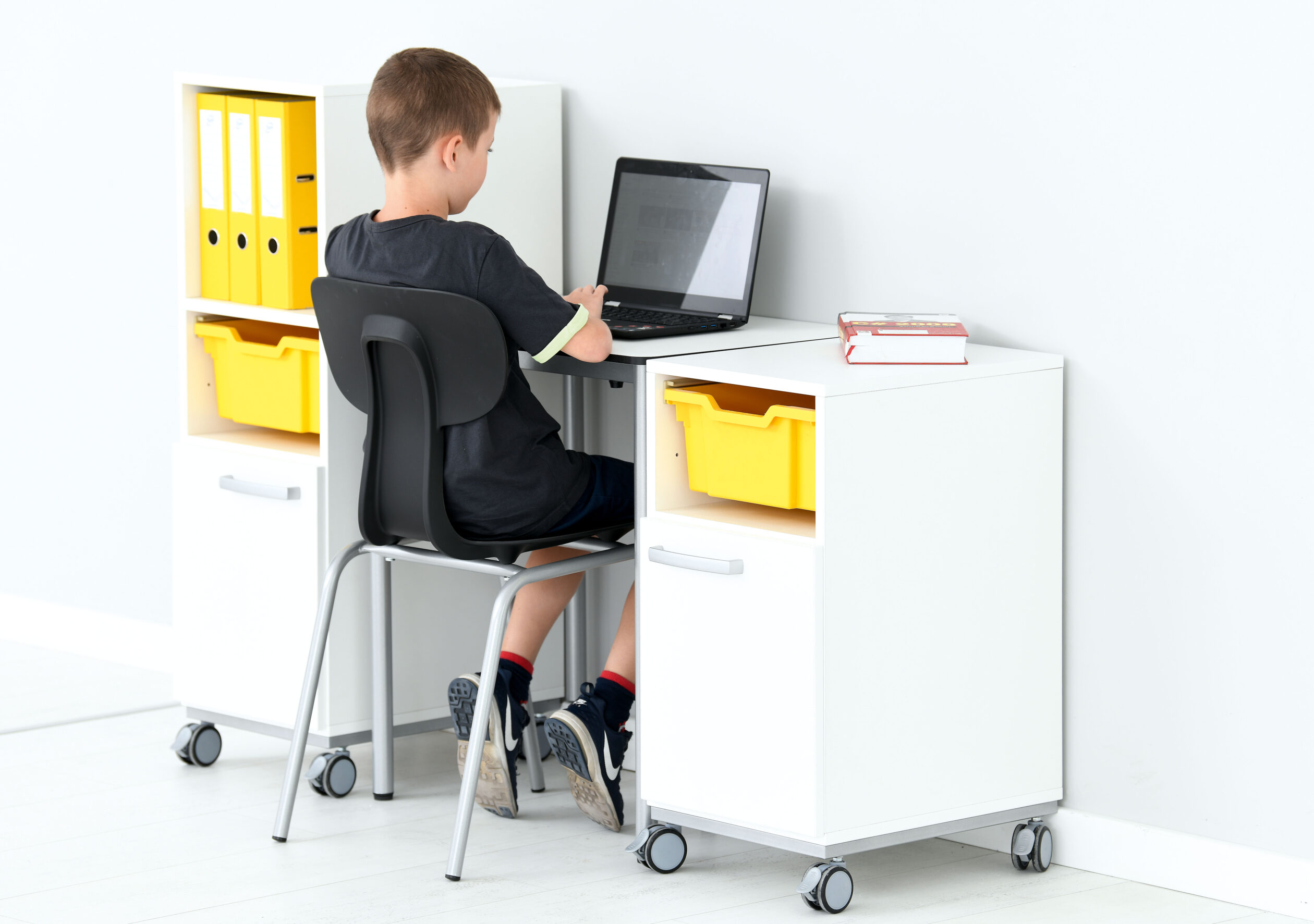 Questo mobiletto è la scelta ideale per chi cerca un arredo pratico, robusto e facilmente adattabile a diverse necessità di organizzazione.
