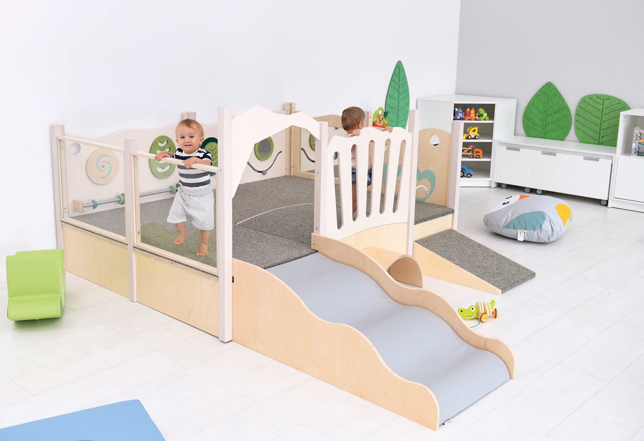 All'interno, i pannelli sensoriali stimolano la curiosità e le capacità motorie dei bambini, offrendo un’esperienza tattile e visiva coinvolgente.