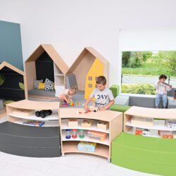 Casa Flora offre un rifugio accogliente e sicuro per i bambini che stimola la loro fantasia e il gioco creativo.