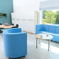 Il Divano Verba triplo è un raffinato divano a 3 posti dal design moderno ed elegante, ideale per ambienti sofisticati e accoglienti.