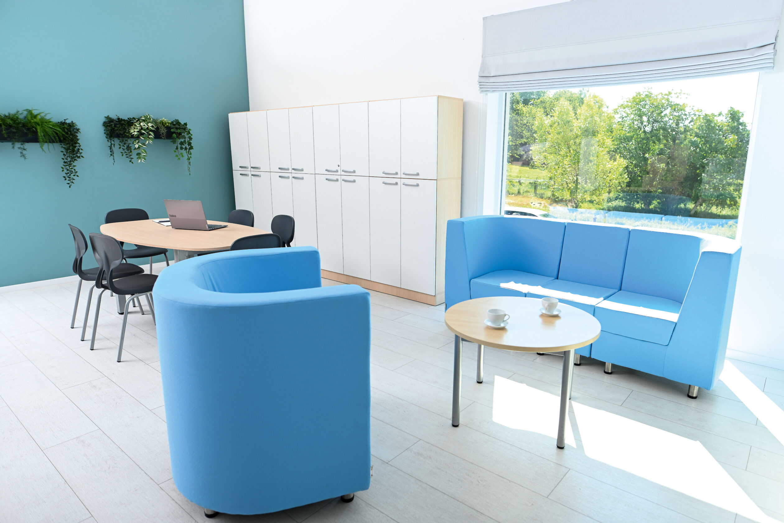 Il Divano Verba triplo è un raffinato divano a 3 posti dal design moderno ed elegante, ideale per ambienti sofisticati e accoglienti.