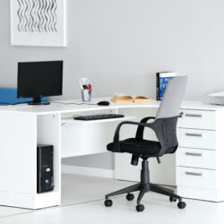 La scrivania angolare Grande unisce design moderno e funzionalità e offre una soluzione pratica ed elegante per uffici e ambienti di lavoro.