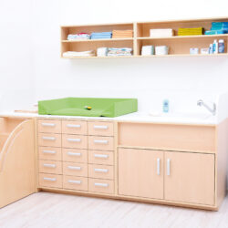 Il set fasciatoio sx vasca è una soluzione pratica e funzionale, progettata per garantire il massimo comfort e sicurezza durante la cura del bambino.