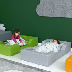 Il lettino baby in espanso rappresenta una soluzione ideale per il riposo dei bambini in ambienti scolastici, ludoteche o strutture dedicate all'infanzia.