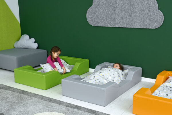 Il lettino baby in espanso rappresenta una soluzione ideale per il riposo dei bambini in ambienti scolastici, ludoteche o strutture dedicate all'infanzia.