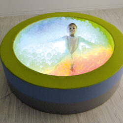 La piscina rotonda illuminata con le palline è il luogo perfetto per il divertimento dei più piccoli, qualsiasi ambiente diventerà un'area gioco sicura e stimolante.