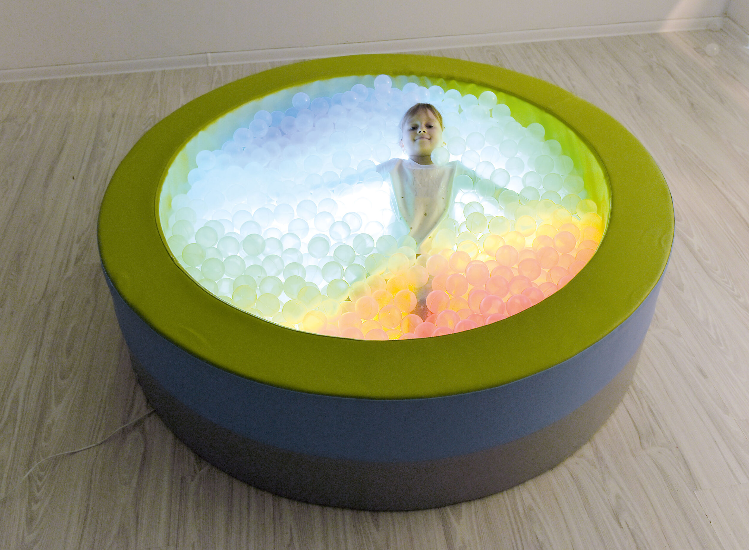 La piscina rotonda illuminata con le palline è il luogo perfetto per il divertimento dei più piccoli, qualsiasi ambiente diventerà un'area gioco sicura e stimolante.
