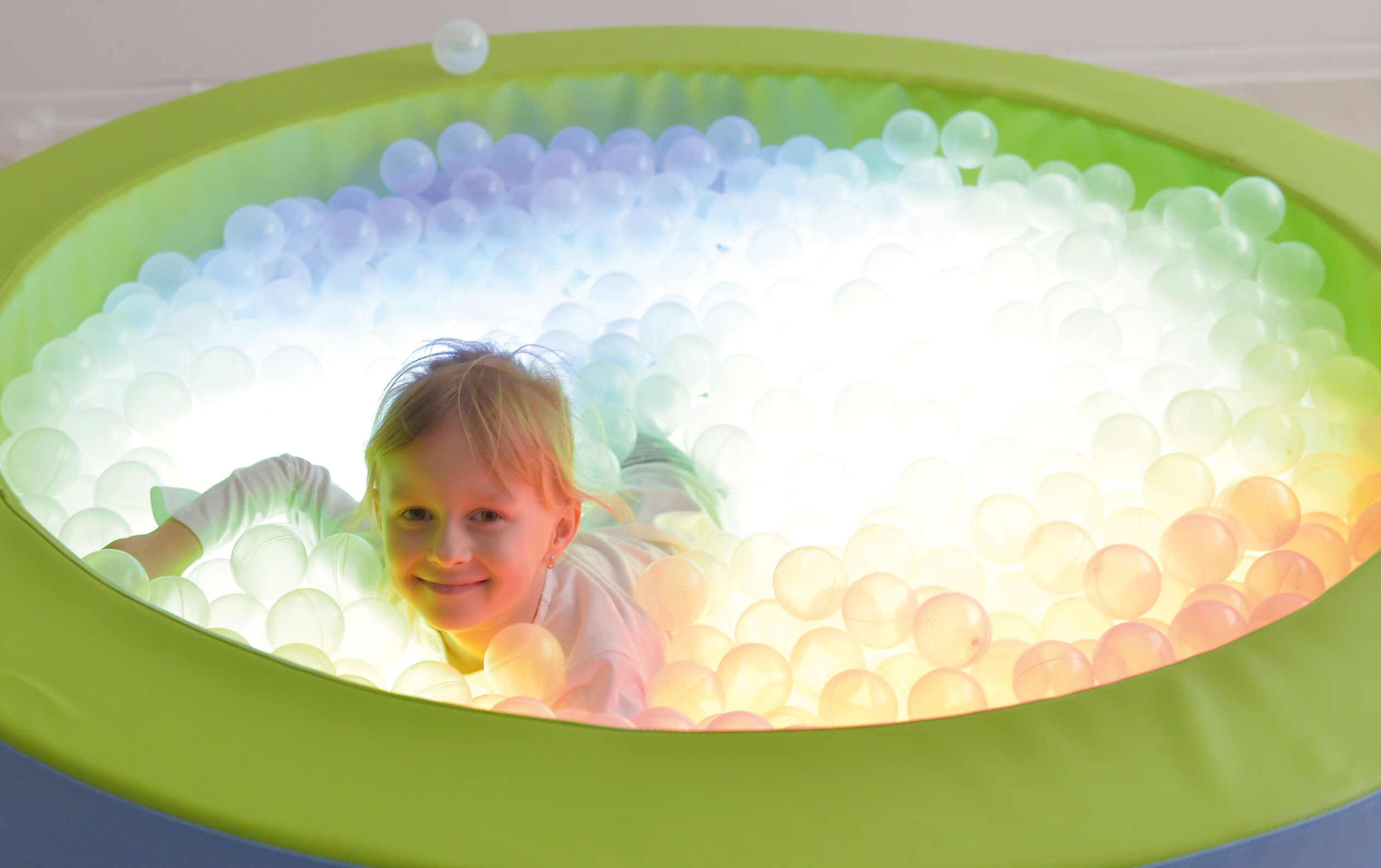 La piscina rotonda illuminata con le palline è il luogo perfetto per il divertimento dei più piccoli, qualsiasi ambiente diventerà un'area gioco sicura e stimolante.