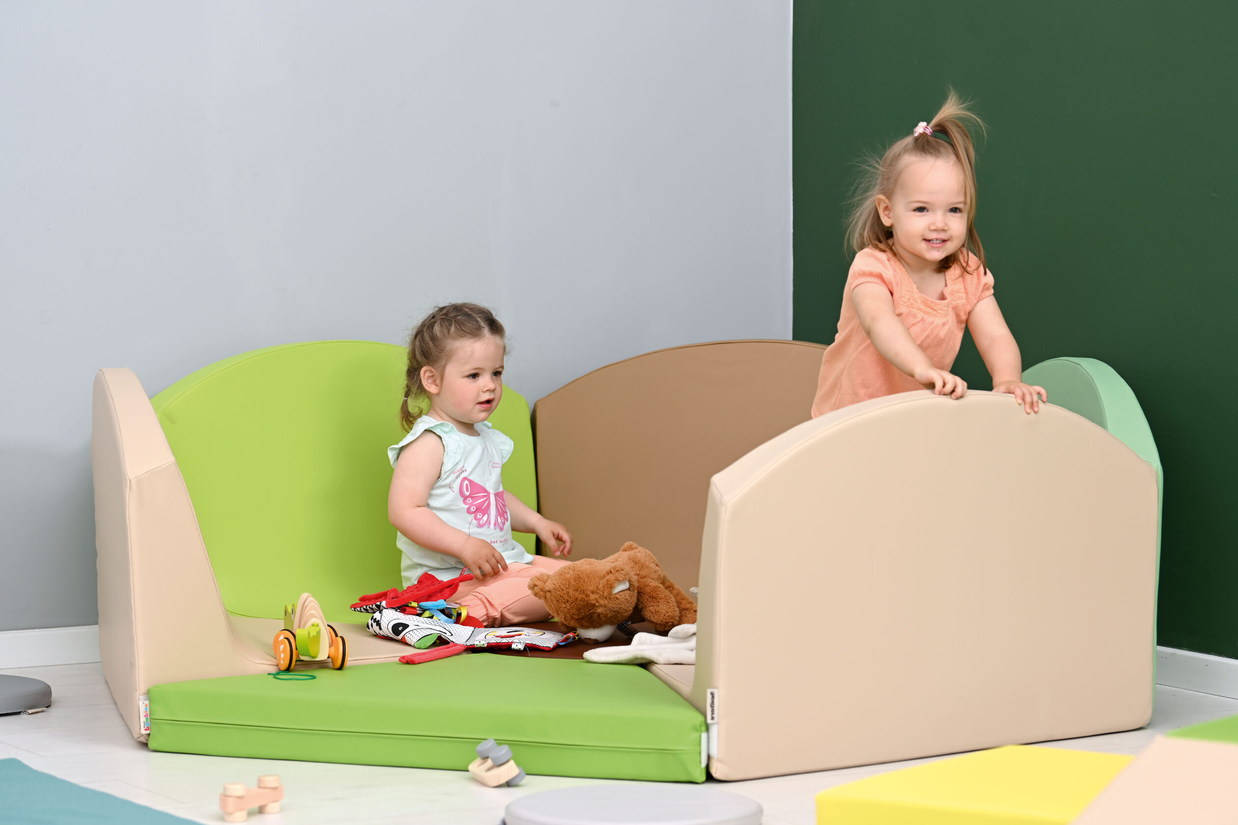 L'angolo di riposo orchidea è un pouf rotondo di grandi dimensioni progettato per offrire il massimo comfort e un tocco di eleganza a qualsiasi ambiente.