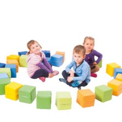 Il Set 27 di cubi è perfetto per attività educative e ludiche, che stimolano la coordinazione e la creatività dei bambini.