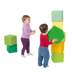 Il set  blocchi creativi 8pz include otto cubi di uguali dimensioni, ciascuno in un colore diverso, perfetti per stimolare la creatività e il gioco sicuro dei bambini.