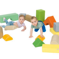 Il Set blocchi creativi 15 pz è progettato per stimolare la creatività e lo sviluppo motorio attraverso il gioco sicuro.