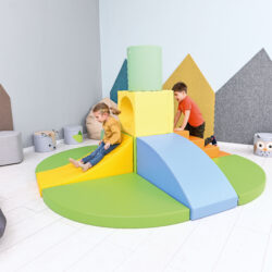 Questo set di 11 pezzi in espanso è ideale per creare un percorso a ostacoli sicuro e divertente, perfetto per bambini in età prescolare e scolastica.