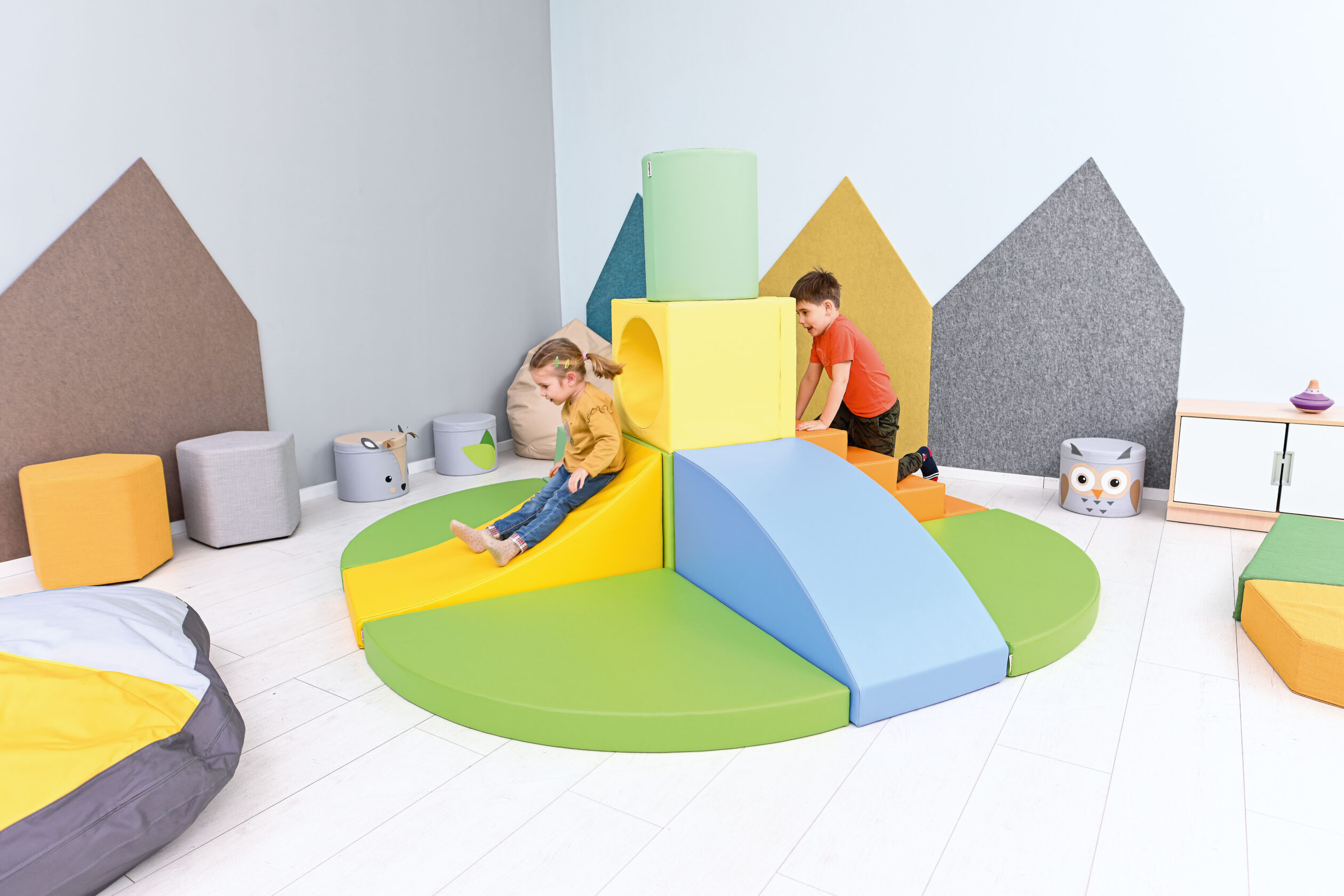 Questo set di 11 pezzi in espanso è ideale per creare un percorso a ostacoli sicuro e divertente, perfetto per bambini in età prescolare e scolastica.