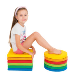 Il set pouf quadrati è realizzato in espanso, rifinito con ecopelle