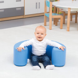 Lo Schienale croissant a forma di mezzaluna è progettato per offrire il massimo supporto ai bambini che hanno già acquisito la capacità di stare seduti da soli, ma necessitano ancora di un sostegno sicuro e confortevole.