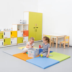 Il tappetino quadrato è un cuscino imbottito che rappresenta la soluzione perfetta per chi cerca comfort, praticità e design in un unico prodotto.