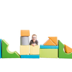 Il Set blocchi creativi 13pz è realizzato in espanso e rifinito con ecopelle di alta qualità, offre una superficie piacevole al tatto, resistente e facile da pulire, ideale per scuole, asili e spazi ludici.
