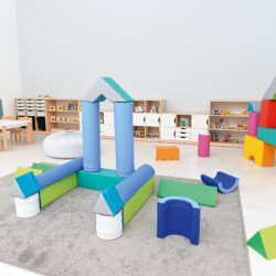 Questo set di 33 elementi è progettato per offrire un’esperienza di gioco sicura, stimolante e versatile, perfetta per bambini di tutte le età