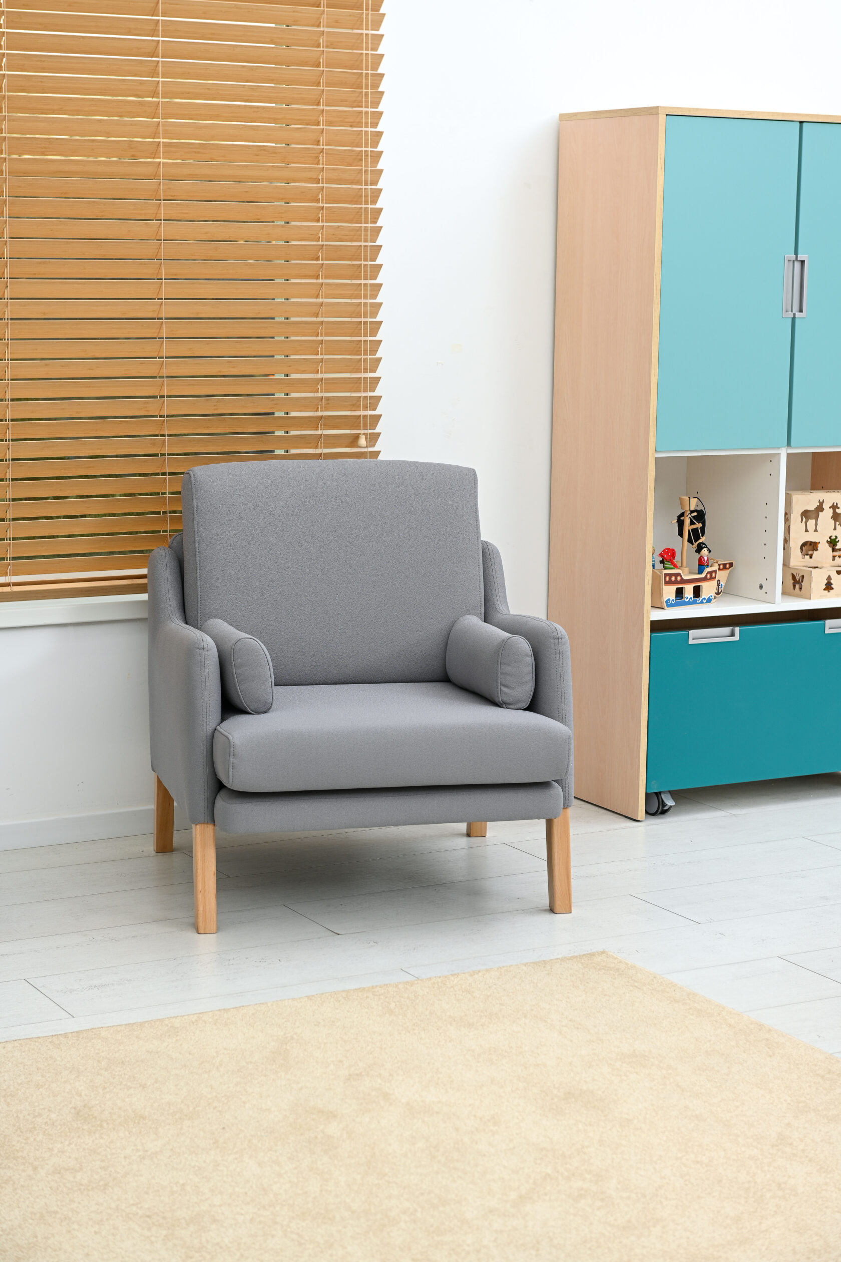 La poltrona Alan combina il fascino del design retrò con la praticità contemporanea, in quanto offre soluzioni d’arredo eleganti e funzionali.