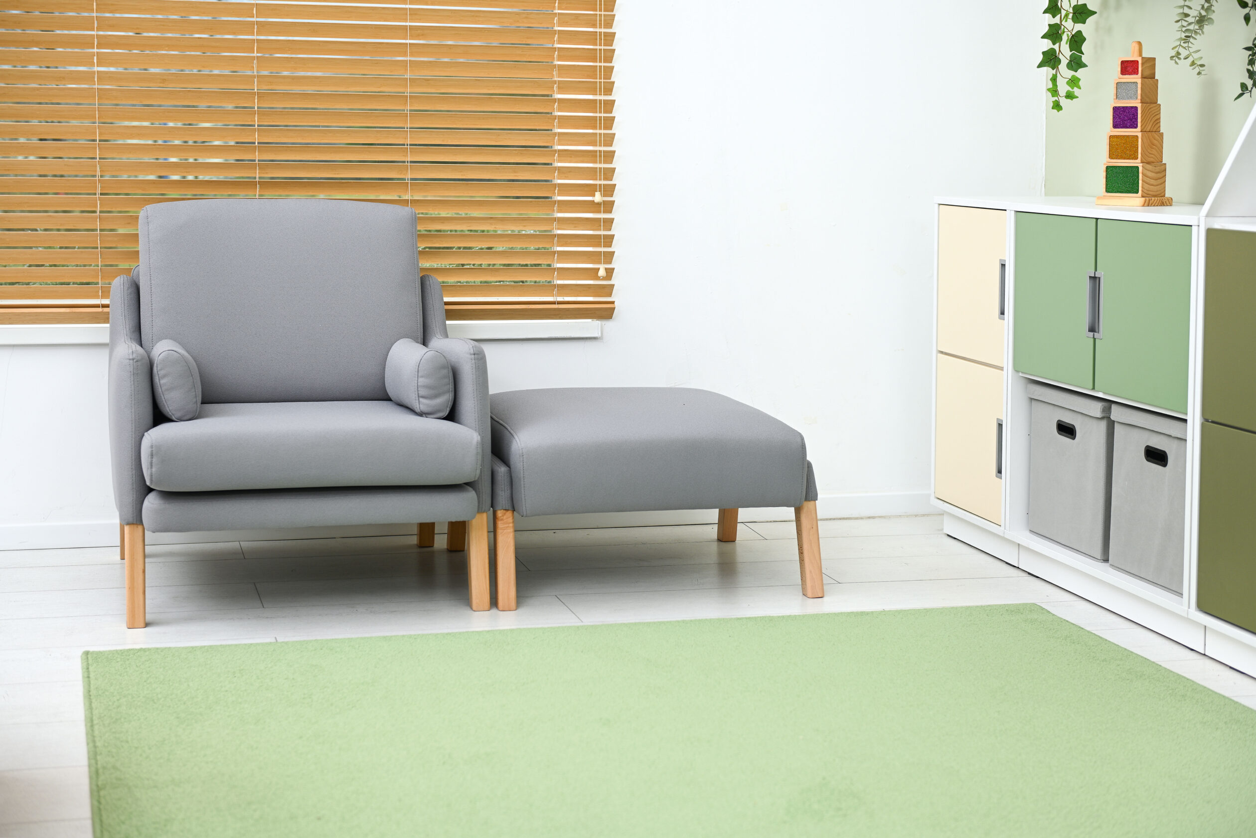 Il pouf Alan rappresenta la perfetta fusione tra stile retrò e funzionalità moderna, ideale per chi desidera arredare con eleganza senza rinunciare al comfort.