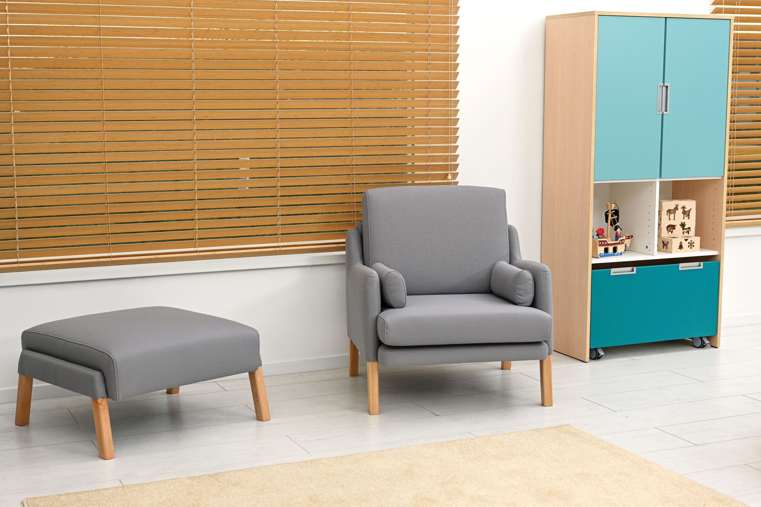 Il pouf Alan rappresenta la perfetta fusione tra stile retrò e funzionalità moderna, ideale per chi desidera arredare con eleganza senza rinunciare al comfort.