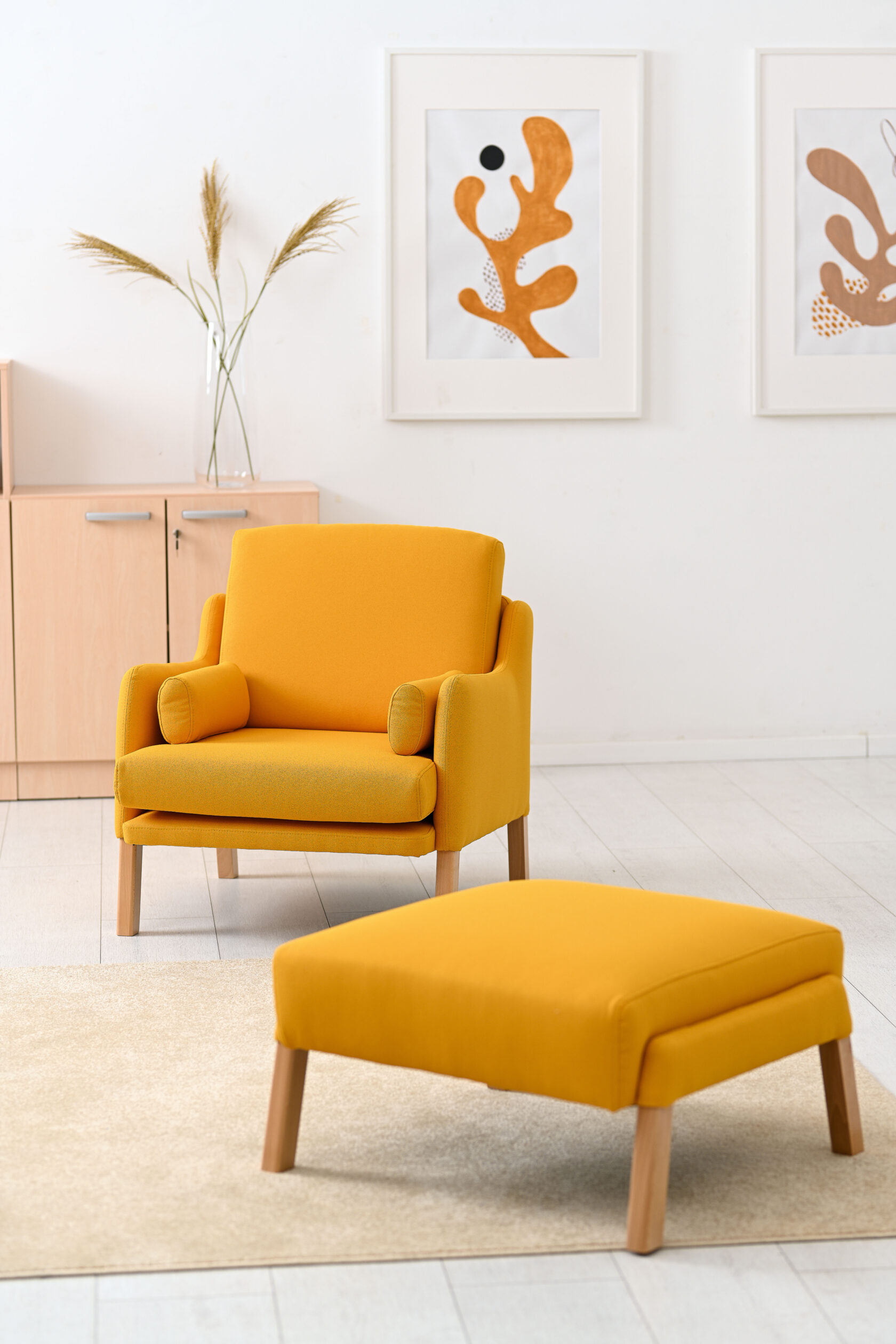 Il pouf Alan rappresenta la perfetta fusione tra stile retrò e funzionalità moderna, ideale per chi desidera arredare con eleganza senza rinunciare al comfort.